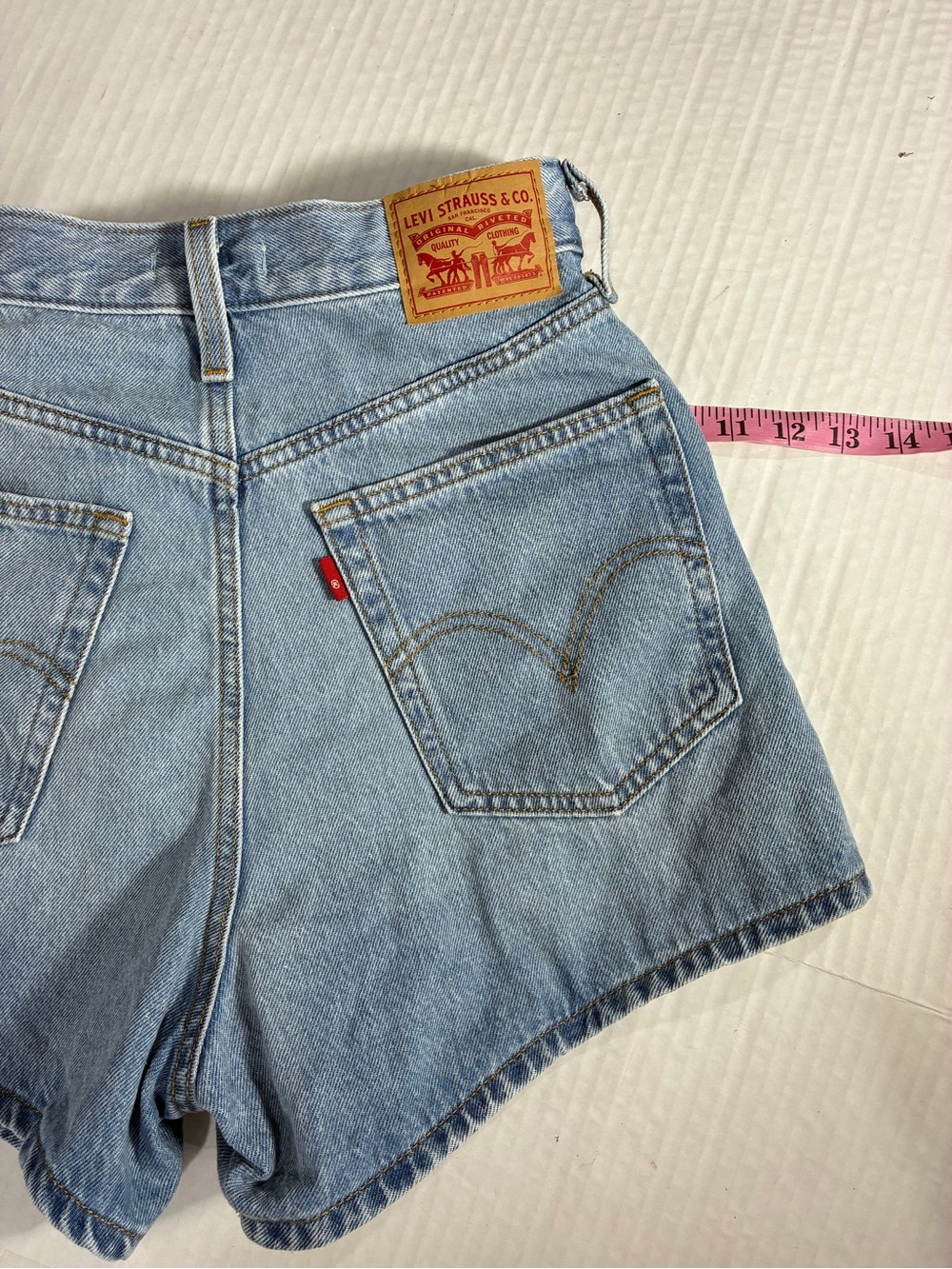 LEVI'S HIGH RISE MOM SHORT - Picture 13 of 16